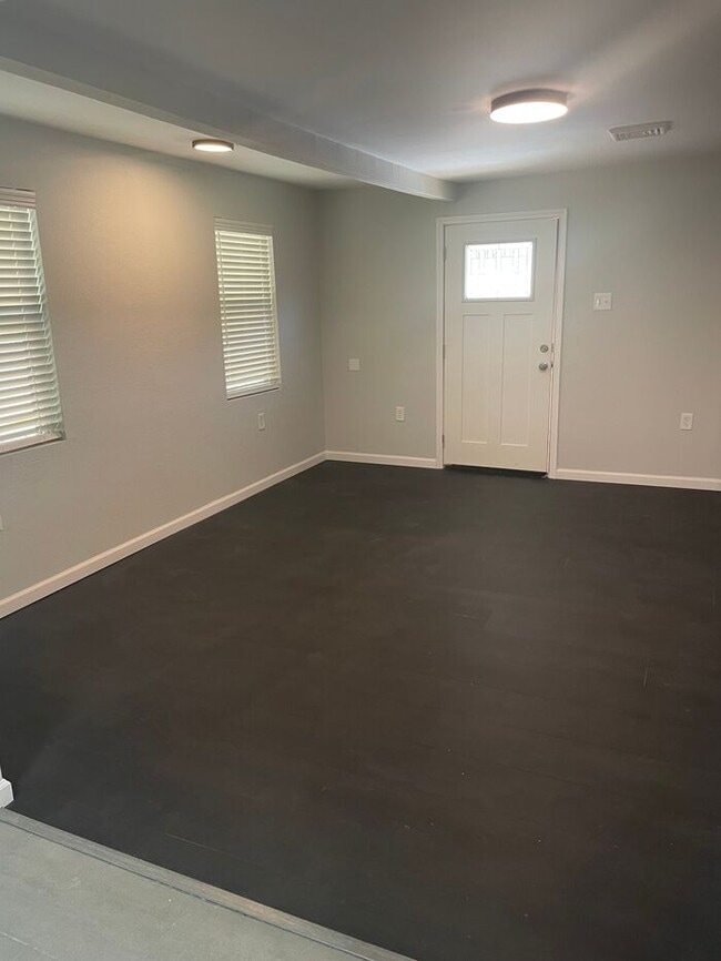 Building Photo - Charming Total Renovation!