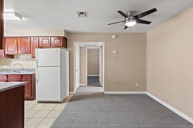 Building Photo - Beautiful 1 Bedroom 1 Bath Condo - Move In...