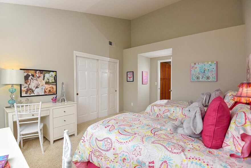 Building Photo - 1711 Parkview Green Cir