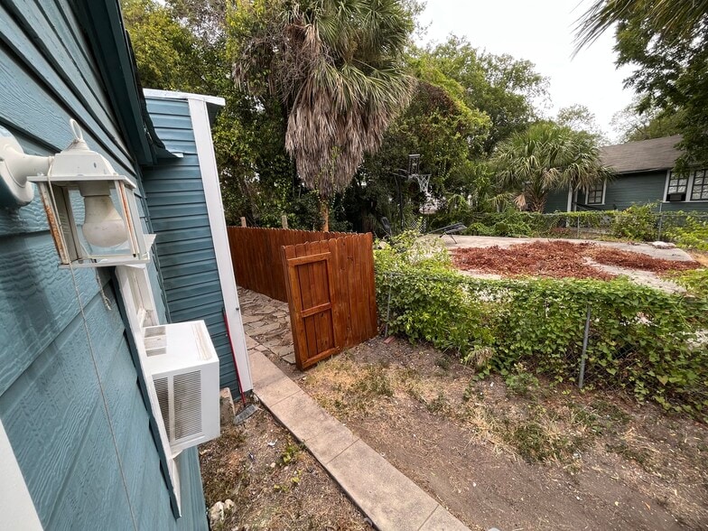 Building Photo - 271 E Lambert St