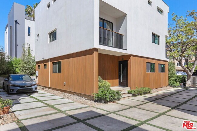 Building Photo - 921 N Mariposa Ave