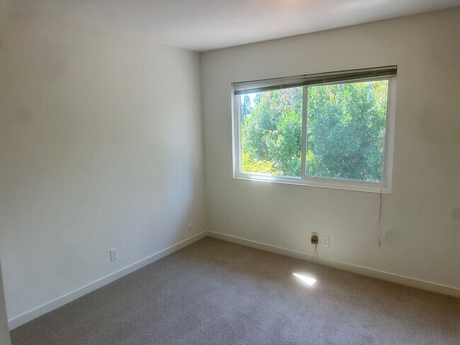 Building Photo - Derby Street Triplex