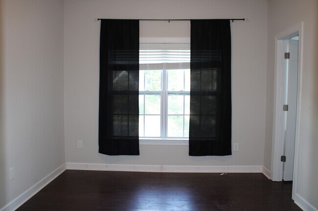 Building Photo - 241 Vinewood Pl