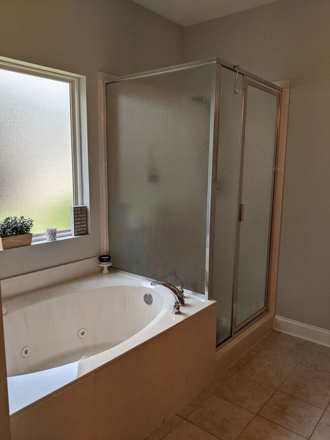Building Photo - Available August 15th!!! $2200 a month!!!