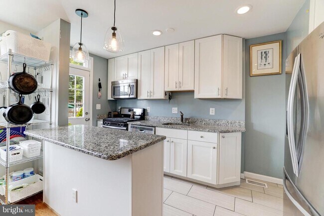 Building Photo - 241 Lynhaven Dr