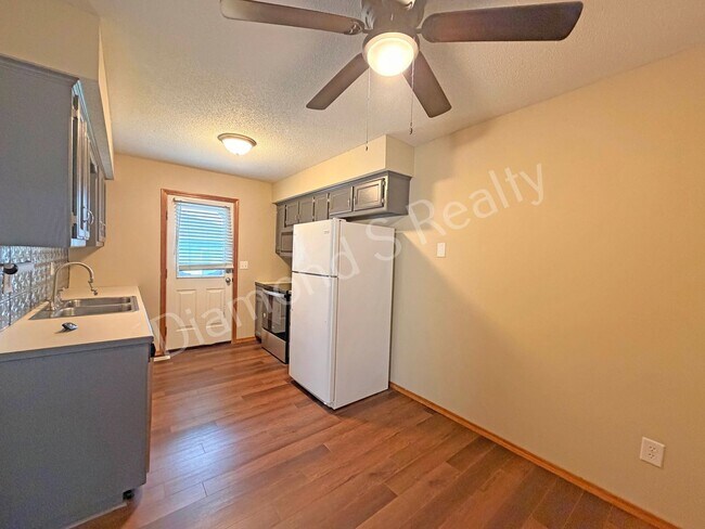 Building Photo - 2 Bed / 1 Bath Duplex in Ozark Available!