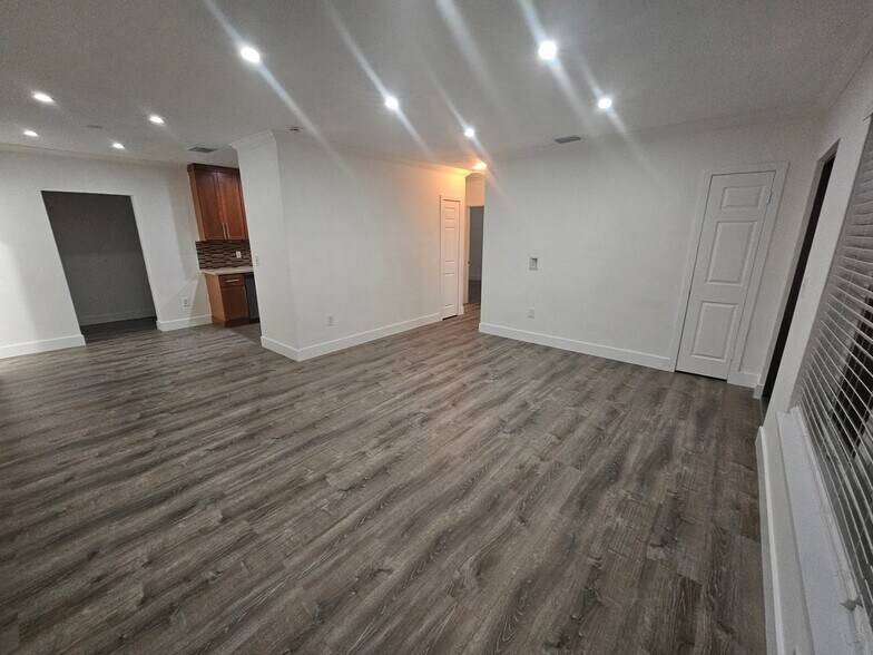 Building Photo - 425 NE 109th St