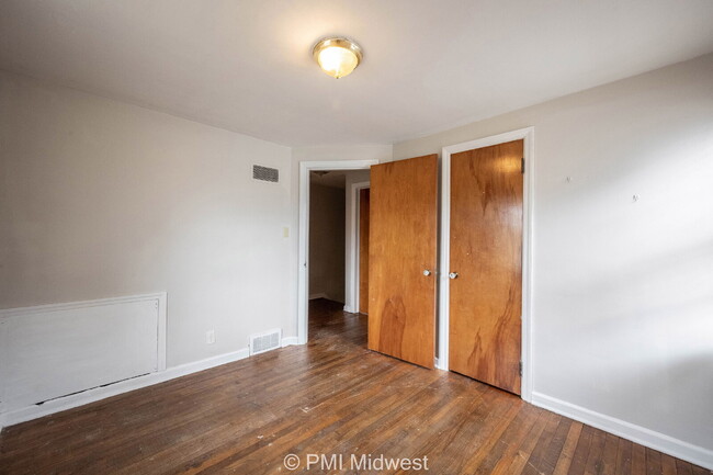 Building Photo - "Charming 2-Bedroom Duplex with Gleaming H...