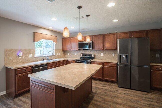 Building Photo - Beautiful 2 story home with fireplace