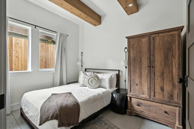 Building Photo - 925 NE 23rd Ave