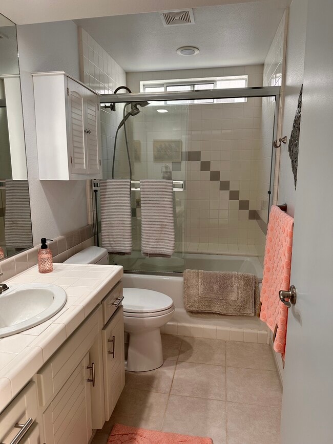 Building Photo - 2560 Juniper Ave