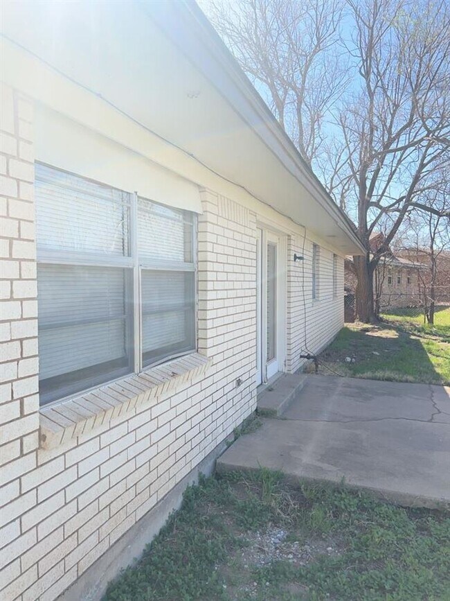 Building Photo - 119 SE Surrey Ln