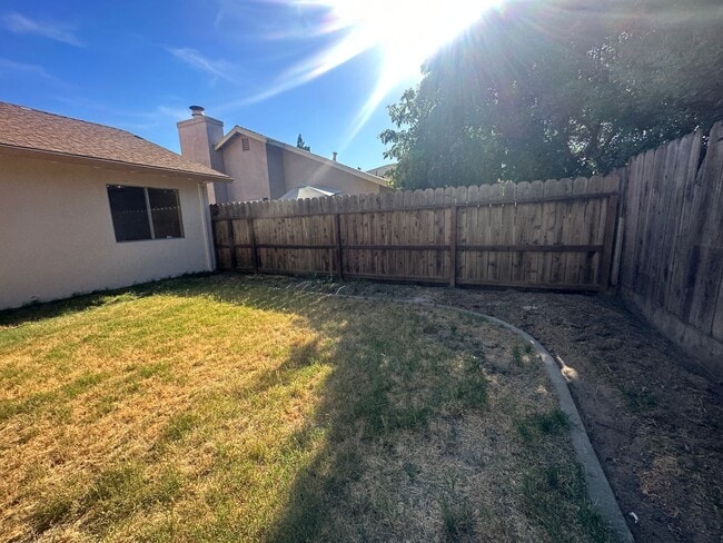 Building Photo - 560 Clover Dr