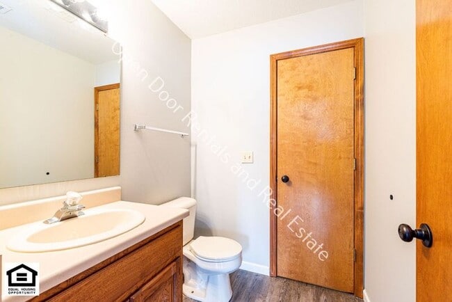 Building Photo - 1420 Flagstone Dr