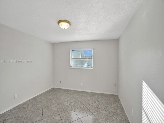 Building Photo - 1100 NE 9th Ave