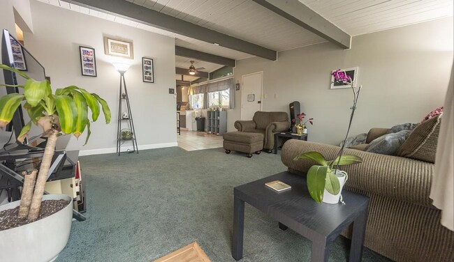 Building Photo - Don't miss out on calling this property your new home!