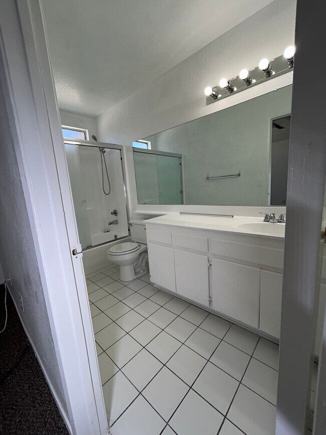 Master Bath Full Bath Tub & Shower - 45408 17th St E