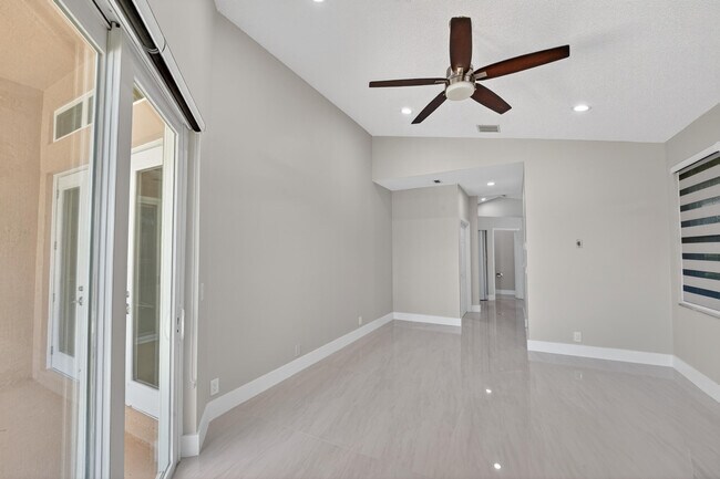 Building Photo - 3043 Lakewood Dr