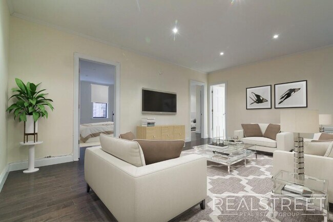 Building Photo - 2 Bed In Prime Brooklyn Heights