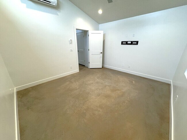 Building Photo - 840 N Maple St