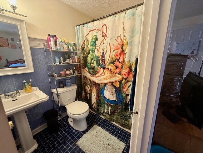 Building Photo - Eastside Home in Quiet Neighborhood