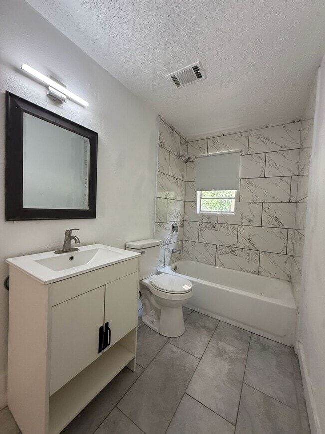 Building Photo - Freshly renovated 3 bedroom unit!