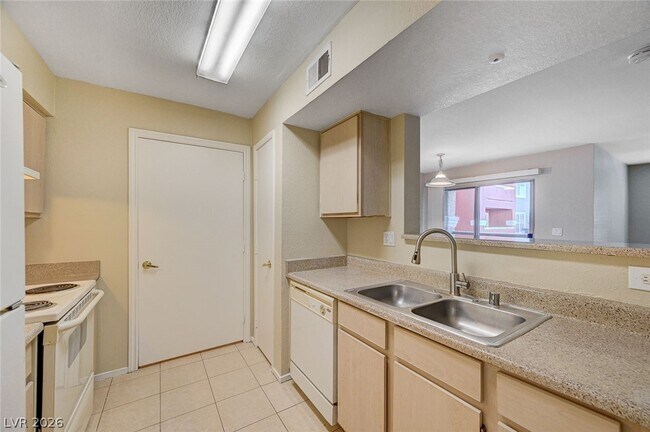 Building Photo - 8101 W Flamingo Rd