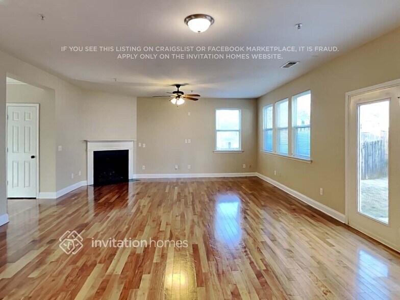 Building Photo - 380 Roseglen Dr NW
