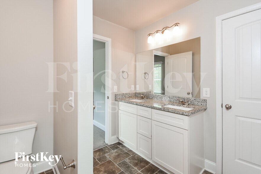 Building Photo - 2520 Belaire Dr