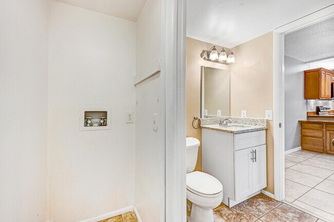 Building Photo - 2111 Vista Oaks Cir NE