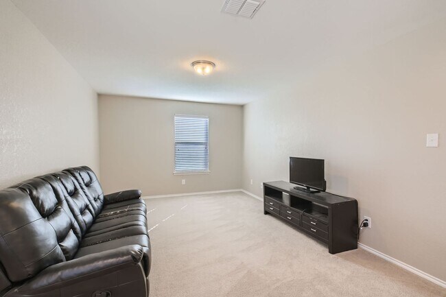 Building Photo - HALF OFF First Month Rent: 3 Bed/2.5 Bathroom~ Multiple Living Spaces~ Located near Lackland AFB!