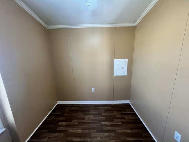 Building Photo - 3318 Chicago Bears St