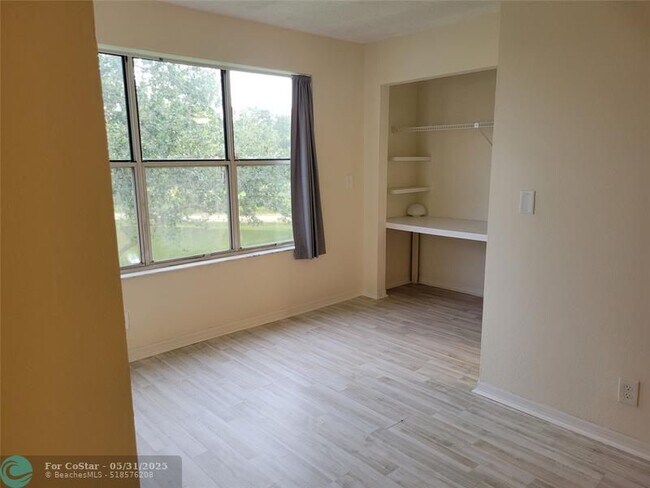 Building Photo - 3330 Pinewalk Dr N