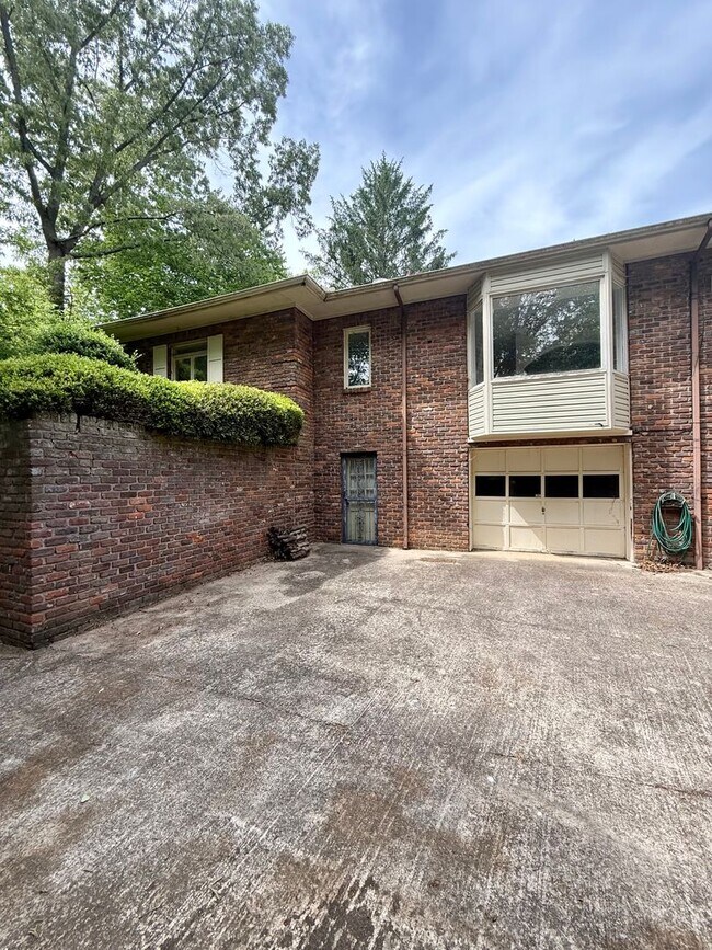 Building Photo - Knoxville 37909 - 2 bedroom, 1.5 bath unit, duplex - Contact Chad Weeks (865) 567-6193