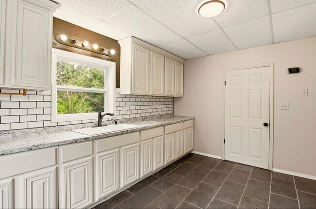 Building Photo - 123 Woodside Ln