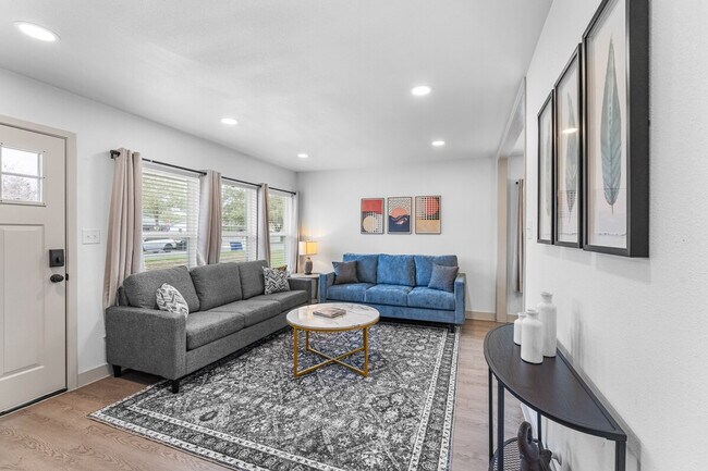 Building Photo - 4301 Sherwood Dr