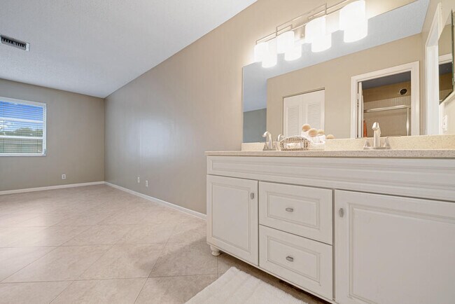 Building Photo - 2411 Papaya Dr