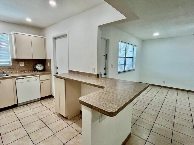 Building Photo - 581 Blue Heron Dr
