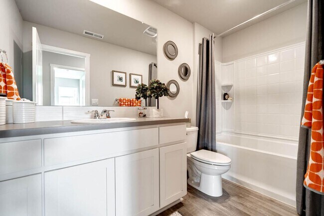 Building Photo - Modern 4 bedroom with den and neighborhood pool!