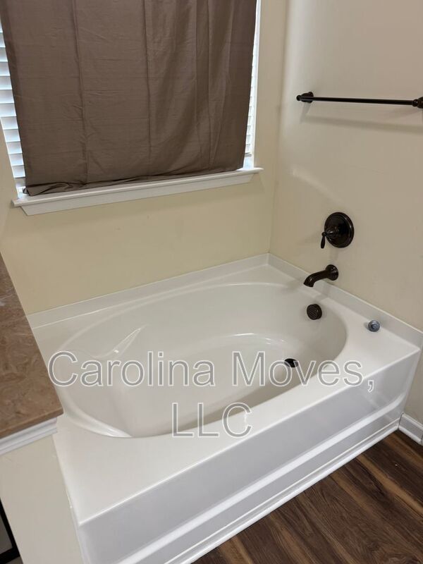 Building Photo - 451 Riverdale Rd