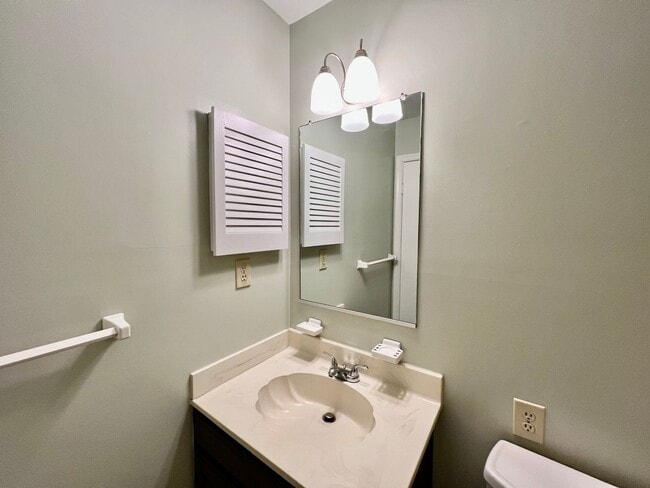 Building Photo - Updated & Ready 11-06-25! Charming Condo i...