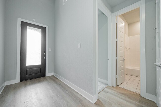 Building Photo - Stunning 4-bedroom, 3-bathroom home locate...
