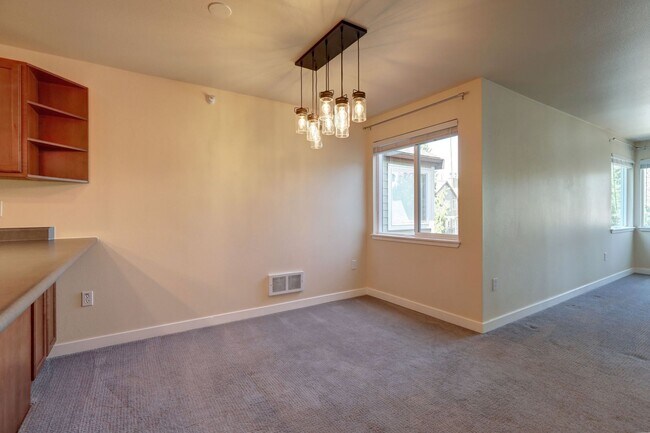 Building Photo - Spacious 2bd, 2ba Upper Unit Available in ...