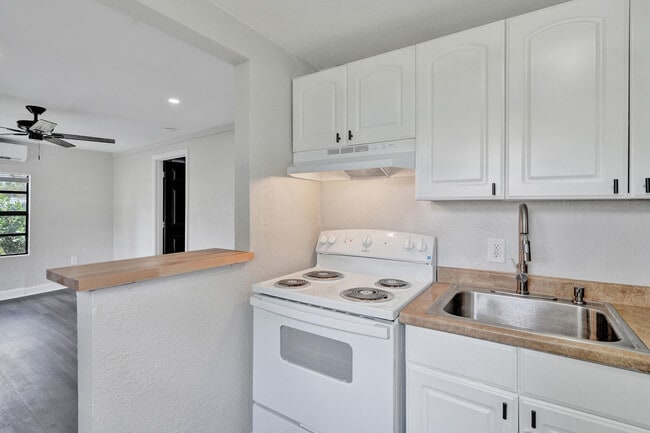 Building Photo - 234 NE 14th Ave