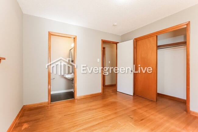 Building Photo - 805 W 58th St