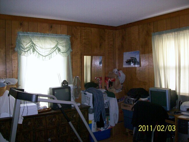 Building Photo - 4 bedroom 2 bath Home Available for Year R...