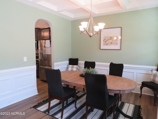 Building Photo - 425 Palisades Dr