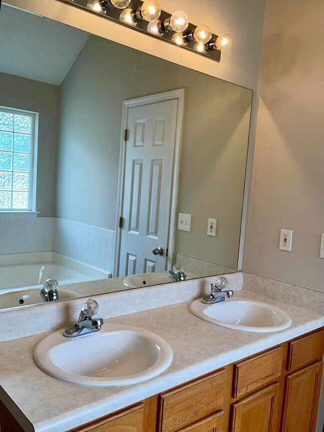 Building Photo - Updated, Spacious Brick Ranch in Great Neighbrorhood!
