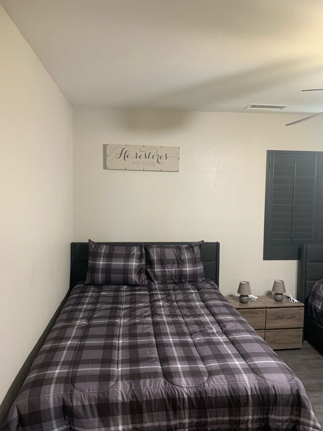 Building Photo - 130 W 106th St