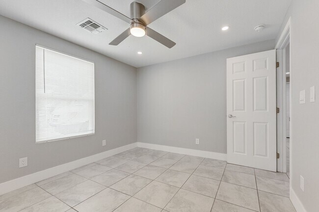 Building Photo - 2318 N Bassler St